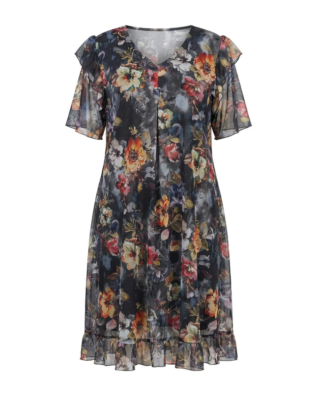 Официална разкроена рокля от шифон на цветя с V-образно деколте и къси ефирни ръкави, заснета в цял ръст на бял фон.