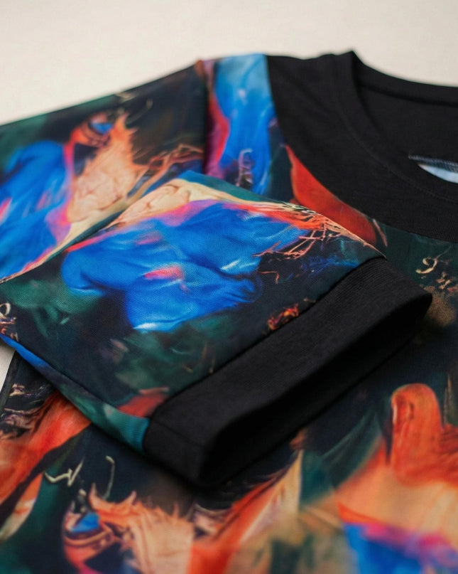 Детайл отблизо на ръкава и деколтето на официална разкроена туника, показващ цветния абстрактен принт и черния завършващ маншет.