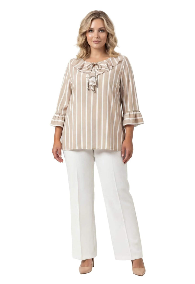 Официална разкроена туника на райе в бежово и бяло с деколте с връзки и 7/8 ръкави, представена в цял ръст върху модел.