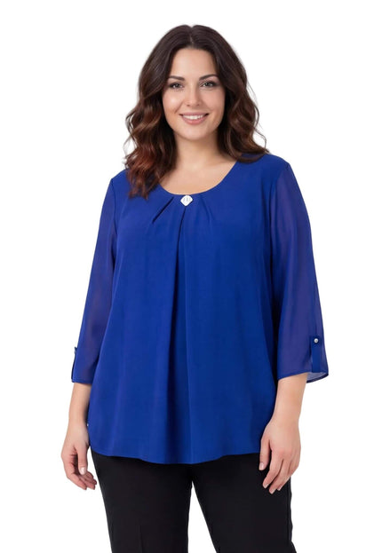 Официална разкроена туника от шифон в кралскосин цвят с брошка и 7/8 ръкави, заснета отпред върху модел.