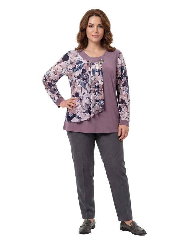 Официална разкроена туника в цвят пепел от рози с асиметричен флорален шифон и брошка, заснета в цял ръст.