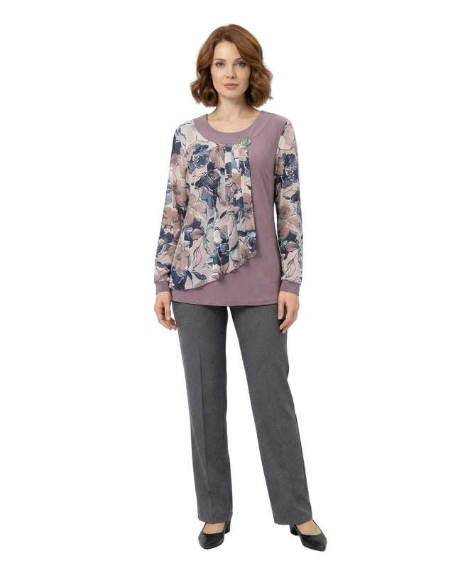 Официална разкроена туника в цвят пепел от рози с флорален шифон и брошка, заснета в цял ръст на бял фон.