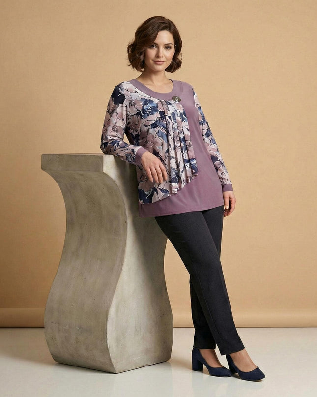 Официална разкроена туника в цвят пепел от рози с ефирен флорален шифон и брошка, заснета върху модел в цял ръст, подпряна на декоративен постамент.