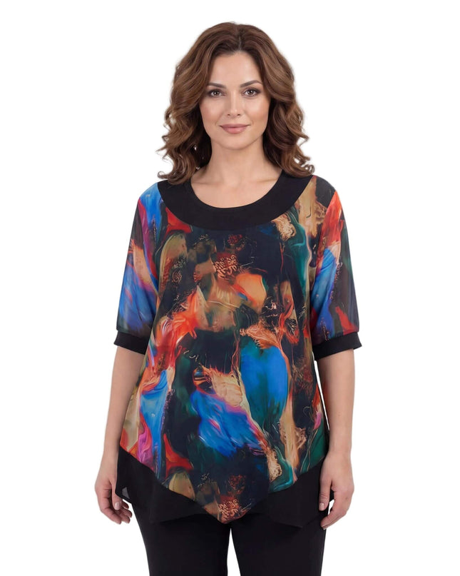 Официална разкроена туника с асиметричен шифон и цветен принт, представена отпред върху модел на бял фон.