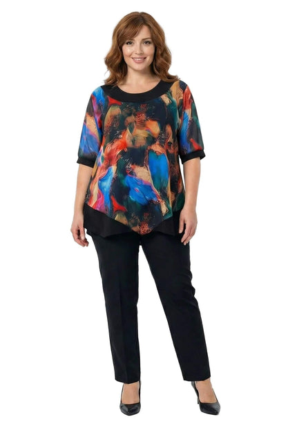 Официална разкроена туника с асиметричен шифон и цветен принт, заснета в цял ръст върху модел.