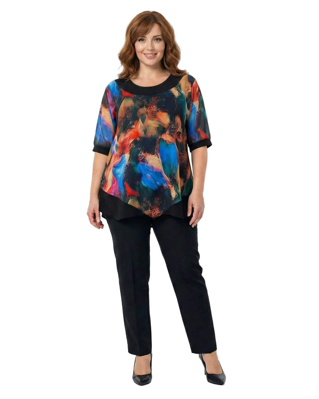 Официална разкроена туника с асиметричен шифон и цветен принт, заснета в цял ръст върху модел.