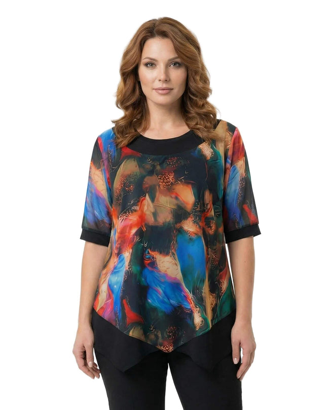 Официална разкроена туника с асиметричен шифон и цветен принт, заснета отпред върху модел на бял фон.