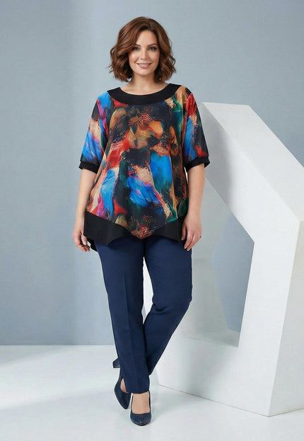 Официална разкроена туника с асиметричен шифон и абстрактен цветен принт, показана в цял ръст върху модел.