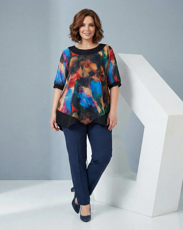 Официална разкроена туника с асиметричен шифон и абстрактен цветен принт, показана в цял ръст върху модел.