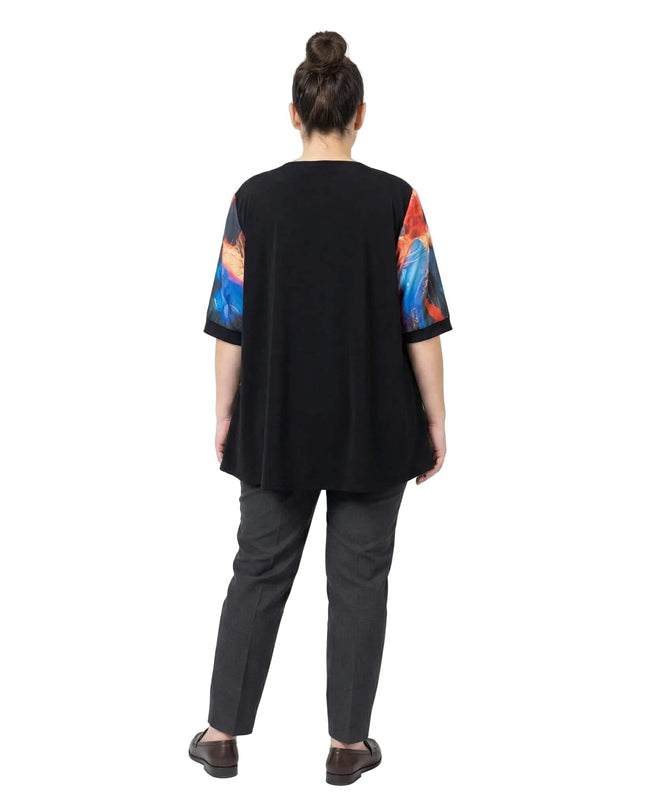 Изглед отзад на официална разкроена туника в черен цвят, показващ изчистения гръб, цветните ръкави и свободната кройка.