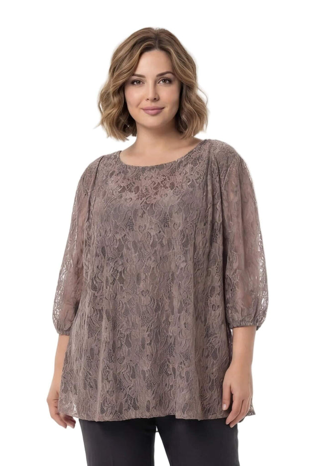 Разкроена дамска туника от дантела в кафяв нюанс с обло деколте и 3/4 ръкави, заснета отпред на бял фон
