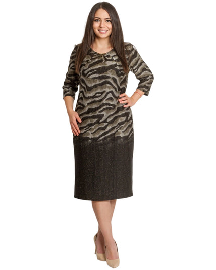 Официална рокля с брошка в големи размери - Ефектен десен - Maxi Market