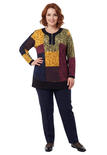 Официална шарена макси туника с пачуърк десен и цип, представена от модел в цял ръст на бял фон.