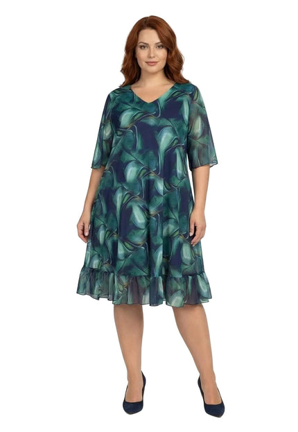 Официална шифонена рокля големи размери в преливащи сини тонове с V-образно деколте и волан, показана в цял ръст.