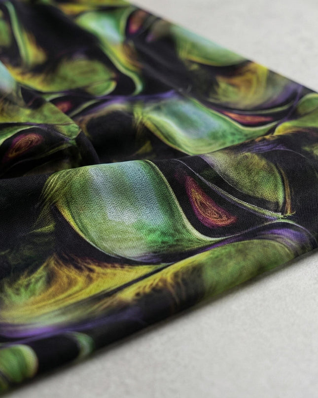 Детайл отблизо на материята на официална шифонена рокля, разкриващ абстрактен десен в наситени нюанси на зелено, лилаво и черно.