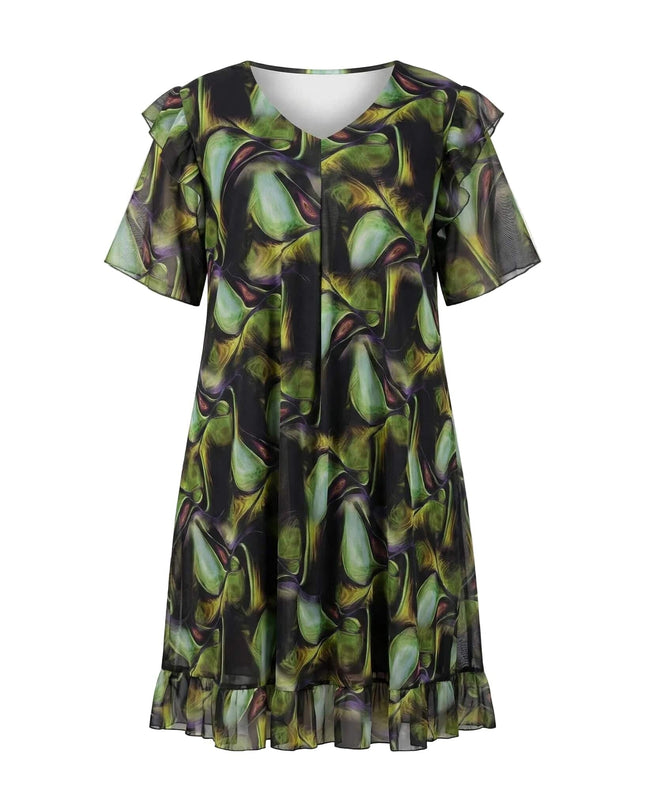 Официална шифонена рокля в пъстър десен със зелени и черни нюанси, V-образно деколте и волан в долната част, заснета на бял фон.