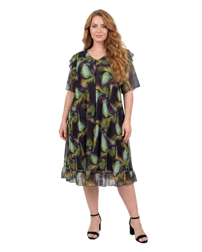 Елегантна шифонена рокля с абстрактен пъстър принт и разкроена кройка, заснета върху модел в цял ръст отпред.