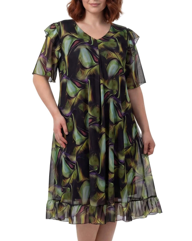 Официална шифонена рокля с пъстър абстрактен десен, V-образно деколте и волан в долната част, заснета в цял ръст на бял фон.