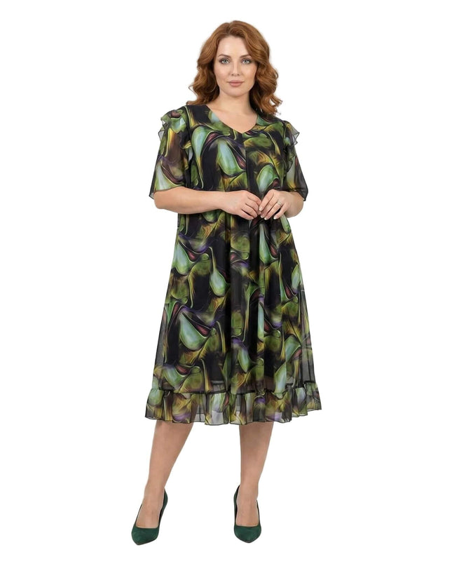 Официална шифонена рокля с абстрактен пъстър десен в зелени нюанси и разкроена кройка, представена в цял ръст на бял фон.