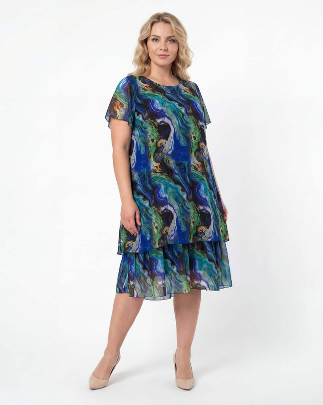 Официална шифонена рокля в преливащи тонове големи размери, заснета в цял ръст на бял фон, показваща разкроената кройка и многопластовия дизайн.