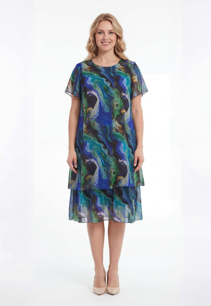 Официална шифонена рокля в преливащи синьо-зелени тонове с къси ръкави, заснета в цял ръст на бял фон.