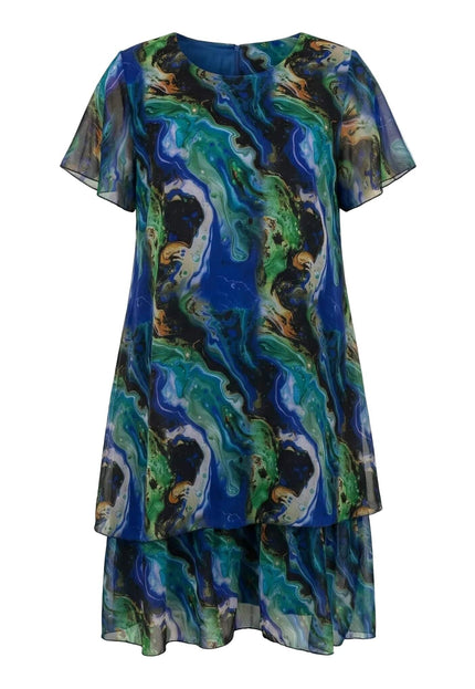 Официална шифонена рокля с къси ръкави и абстрактен принт в синьо и зелено, заснета на бял фон.