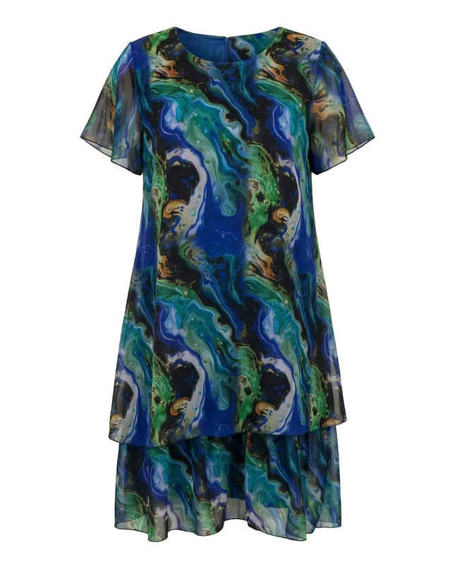 Официална шифонена рокля с къси ръкави и абстрактен принт в синьо и зелено, заснета на бял фон.