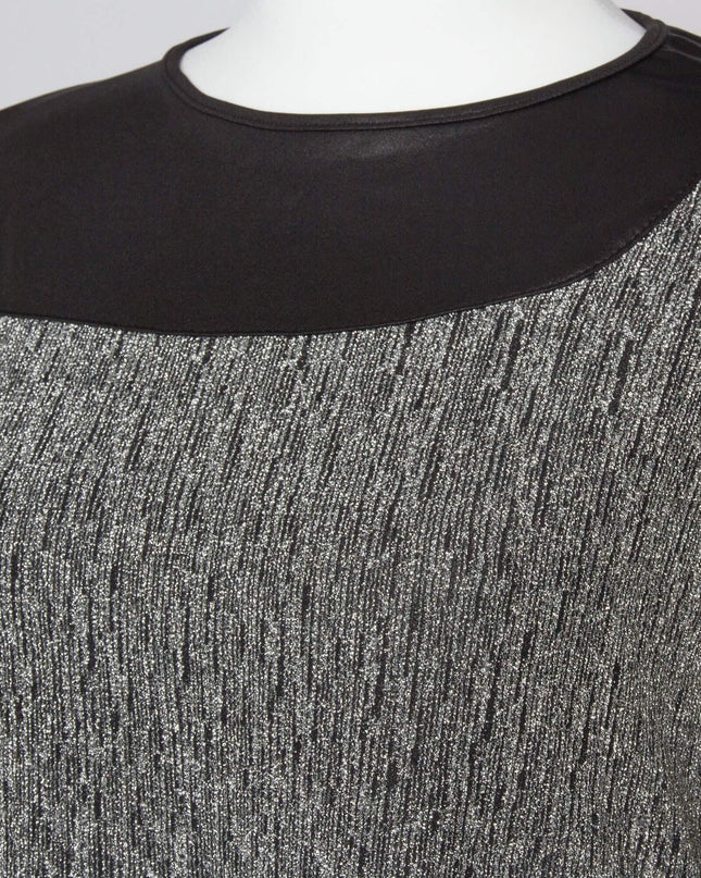 Детайл отблизо на официална сребриста туника, показващ текстурираната материя с блясък и контрастната черна зона около облото деколте.