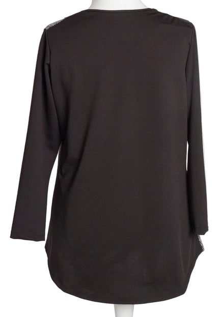 Изглед отзад на официална сребриста туника със свободна кройка, показващ изчистен черен гръб и дълги ръкави върху манекен.