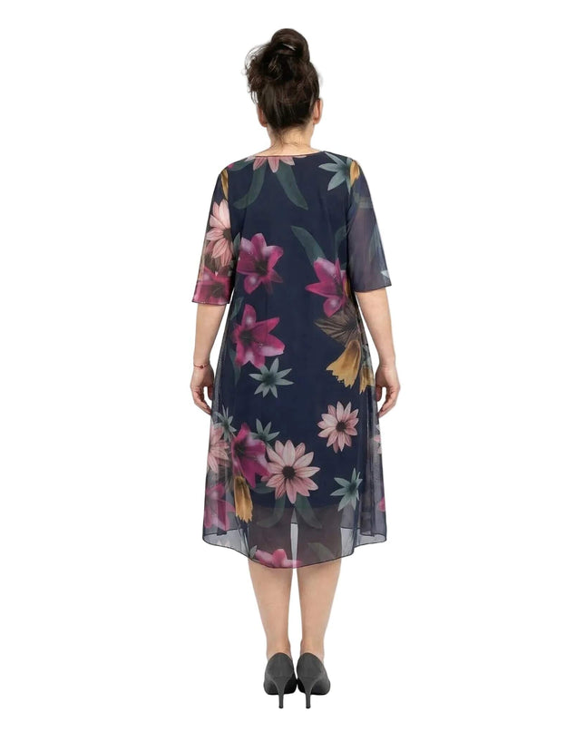 Официална тъмносиня макси рокля с флорален шифон, представена отзад на бял фон. Моделът демонстрира ефирната разкроена кройка и късите ръкави.