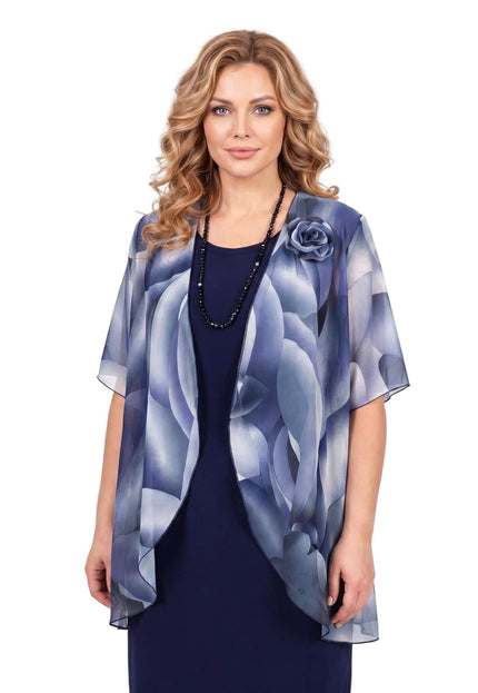 Тъмносиня рокля от две части с шифонена пелерина, показана до талията на бял фон