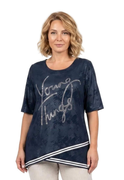 Тъмносиня официална туника големи размери с блестящ надпис и асиметричен подгъв с кант, показана в 3/4 кадър на бял фон.