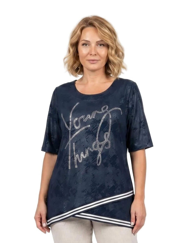 Тъмносиня официална туника големи размери с блестящ надпис и асиметричен подгъв с кант, показана в 3/4 кадър на бял фон.