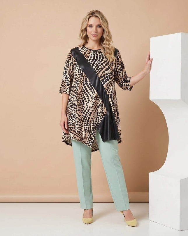 Официална туника с леопардов принт и детайл от еко кожа, представена в цял ръст. Моделът показва разкроения асиметричен силует и 3/4 ръкави.