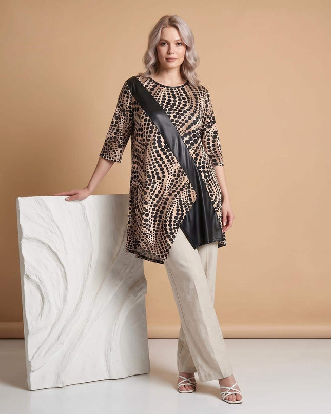 Официална туника големи размери с леопардов принт и ефектна платка от еко кожа, представена в цял ръст.