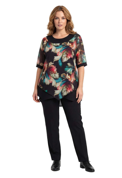 Елегантна туника макси мода с асиметричен шарен шифон и къси ръкави от тюл, представена в цял ръст на бял фон.