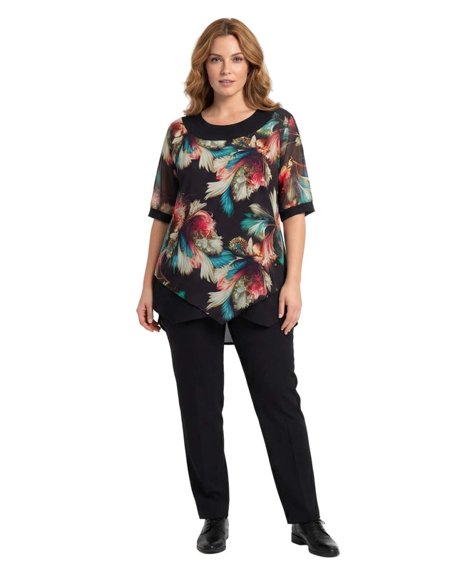 Елегантна туника макси мода с асиметричен шарен шифон и къси ръкави от тюл, представена в цял ръст на бял фон.