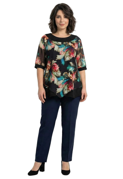 Официална туника в големи размери с шарен асиметричен шифон и тюл, заснета в цял ръст върху модел.