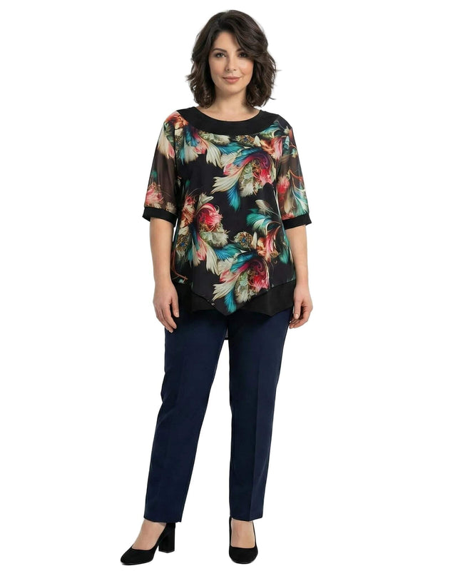 Официална туника в големи размери с шарен асиметричен шифон и тюл, заснета в цял ръст върху модел.