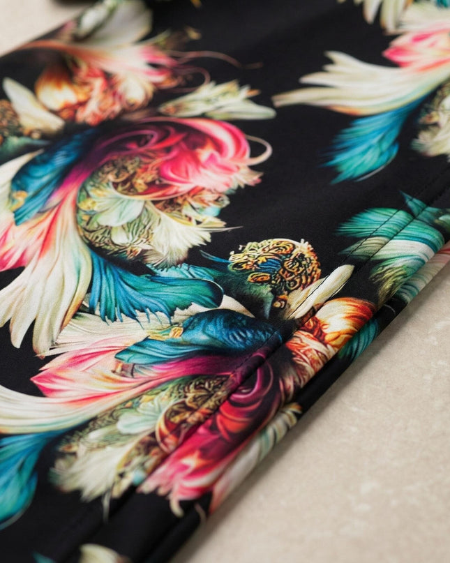 Детайл на материята на официална туника с шарен шифон, показващ ярките цветове на принта и изработката на шева.