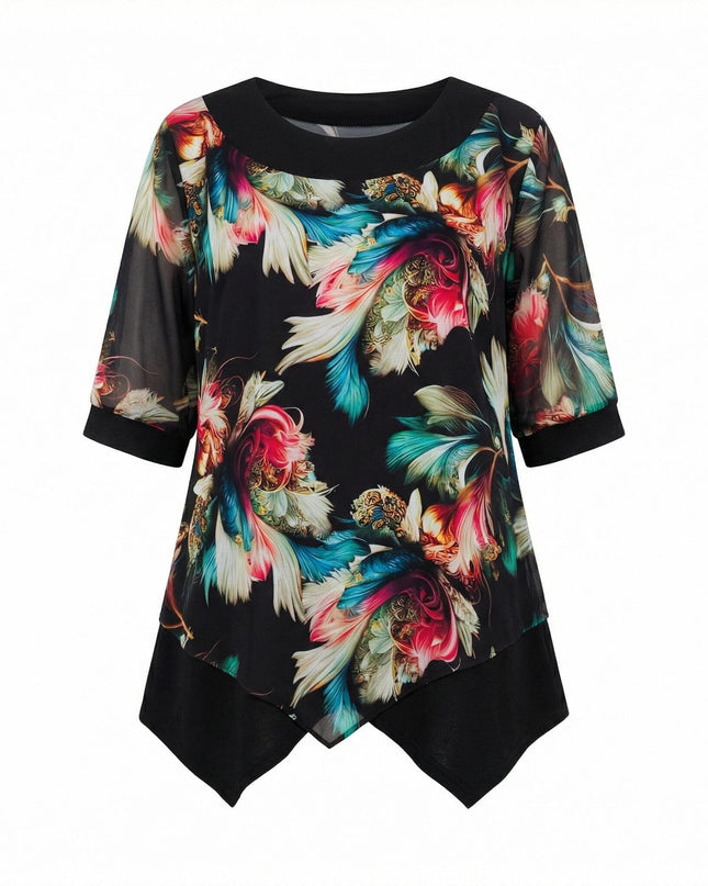 Официална туника с шарен шифон и тюл в големи размери, заснета на бял фон. Моделът се отличава с ярък цветен принт, асиметричен подгъв и прозрачни ръкави.