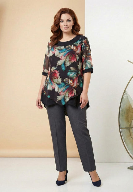 Официална туника с шарен шифон и тюл в големи размери, представена в цял ръст върху модел в студийна обстановка.