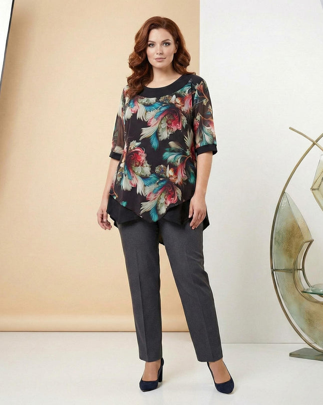 Официална туника с шарен шифон и тюл в големи размери, представена в цял ръст върху модел в студийна обстановка.