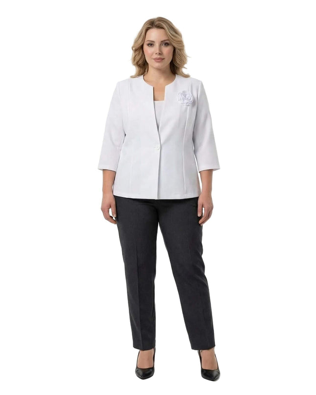Официално бяло сако с роза и 7/8 ръкав. Кадър отпред в цял ръст на бял фон, показващ как стои елегантният модел с тъмен панталон.