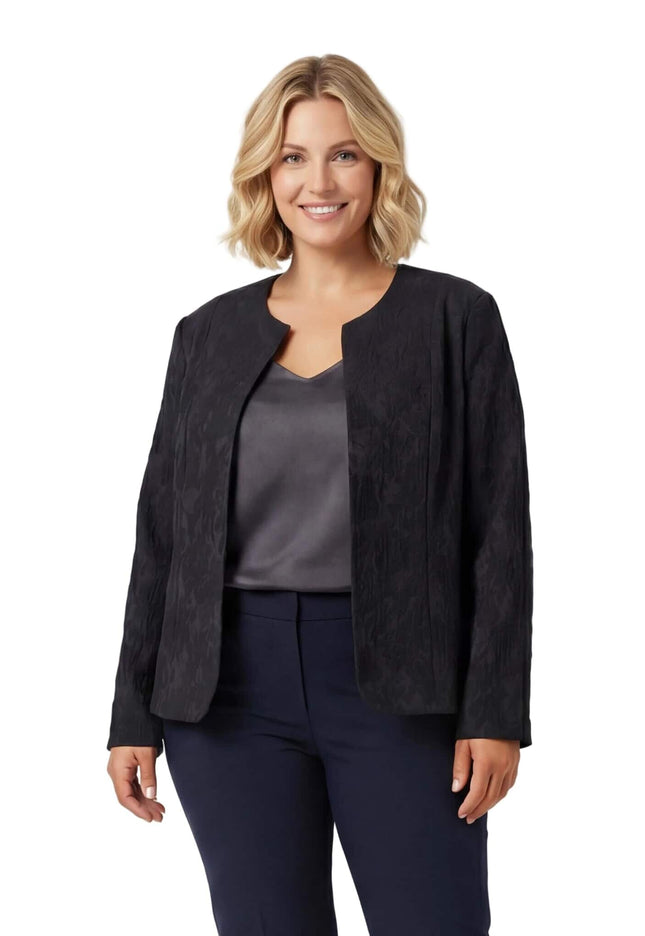 Официално черно сако големи размери с ефектна релефна текстура, представено отпред върху модел. Елегантна кройка без закопчаване и без яка на бял фон.