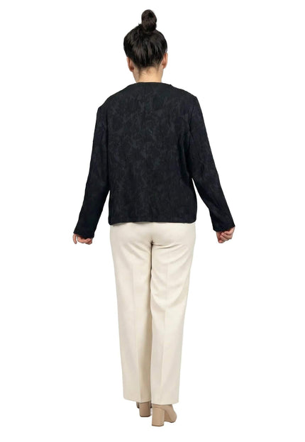 Официално черно сако големи размери с ефектна релефна текстура, заснето в гръб върху модел. Стилен дамски модел с права кройка и дълъг ръкав.