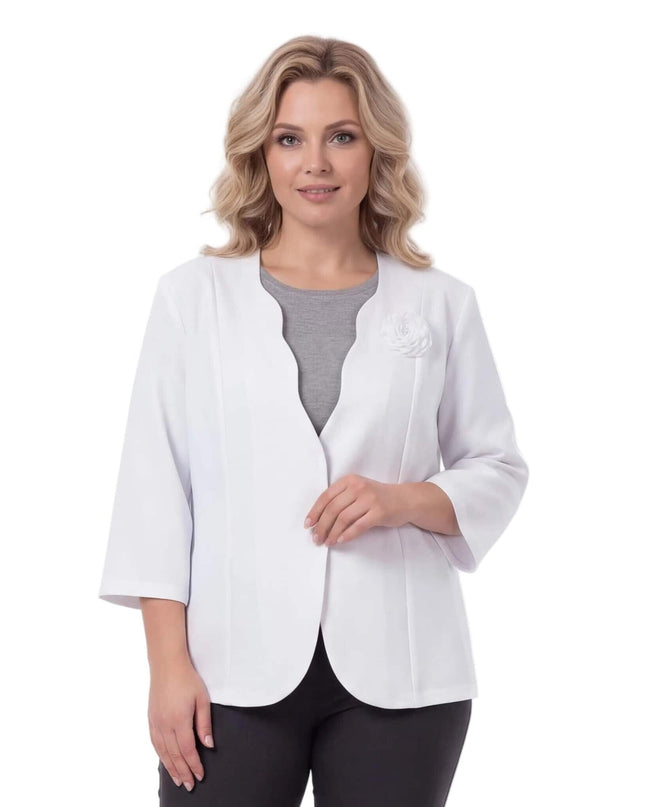 Официално дамско бяло сако големи размери с брошка роза. Кадър отпред, разкриващ елегантните 7/8 ръкави и стилното вълнообразно деколте.