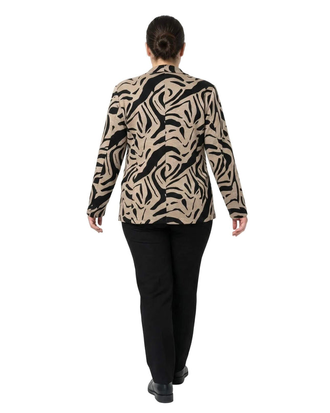 Официално дамско макси сако в бежово с ефектен черен абстрактен принт, снимано отзад. Кадърът показва правата кройка и дължината на модела на бял фон.