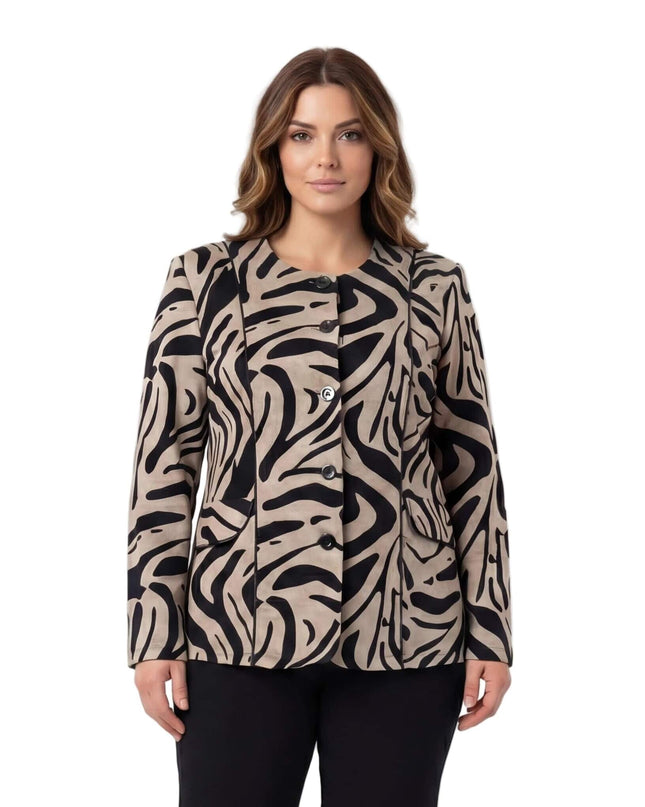 Официално дамско макси сако в бежово с ефектен черен абстрактен десен, обло деколте и закопчаване с копчета, снимано отпред върху модел.