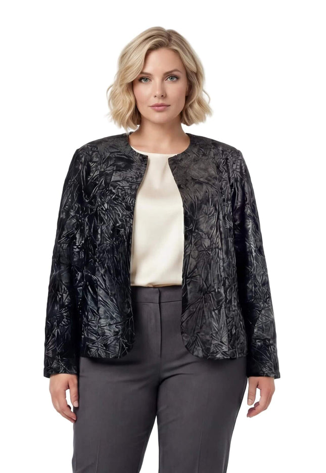 Официално дамско макси сако от черен релефен велур без закопчаване, заснето отпред върху модел на бял фон